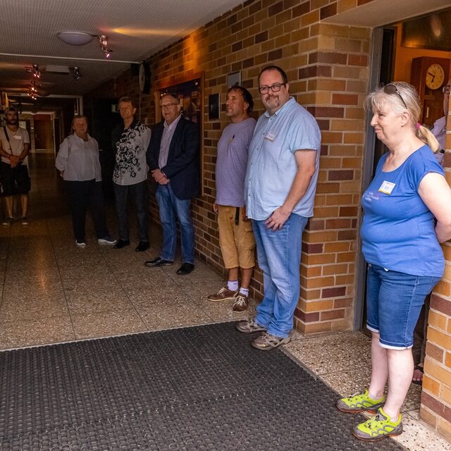 Besucherinnen und Besucher sammeln sich im Foyer der Sternwarte.